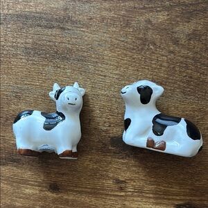 Cracker Barrel cow salt & pepper shakers